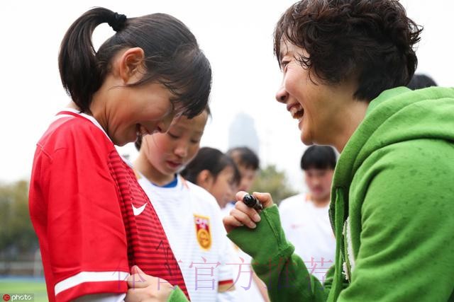 玫瑰再绽放 | 2019国际足联女足世界杯奖杯巡展·中国站在上海举行 玫瑰再绽放 | 2019国际足联女足世界杯奖杯巡展·中国站在上海举行